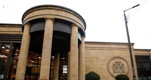 Ex-apresentador da BBC e concorrente do Celebrity Big Brother será julgado acusado de estupro e múltiplos crimes sexuais.