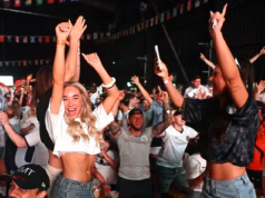 Milhões de pessoas sairão do trabalho amanhã cedo para torcer pela Inglaterra contra a RD Congo na primeira partida eliminatória da Copa do Mundo, engolindo 3,5 milhões de galões de cerveja.