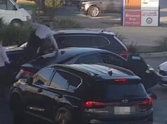 Uma cena selvagem se desenrola em um posto de gasolina de Melbourne quando três policiais não identificados atacam um motorista.