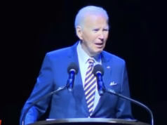 Momento estranho Joe Biden é interrompido por questionadores… enquanto critica Trump por causa do ‘projeto de vaidade’ e chama o presidente de ‘perdedor’ antes de lutar para sair do palco