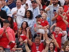 Os WAGs da Inglaterra comemoram com os jogadores depois que os Três Leões venceram o Panamá em Nova York e lideraram o grupo da Copa do Mundo