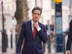 Existe alguma maneira de administrar a economia? A equipe do chanceler Ed Miliband está autorizada a trabalhar em casa na maioria dos dias e só vai ao escritório 40% do mês.