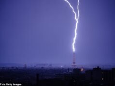 Depois de uma onda de calor, a Torre Eiffel foi atingida por um raio no momento em que uma tempestade atingiu a França