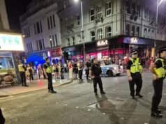 Homem de 20 anos esfaqueado no centro da cidade de Manchester no início da manhã enquanto a polícia apelava ao público para fornecer informações
