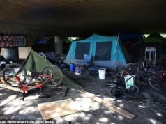 Pânico quando uma garota desaparecida é encontrada acordada a 2.400 quilômetros de casa, no infame acampamento de moradores de rua ‘Selva’ de Seattle