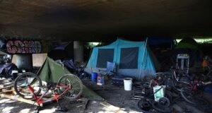 Pânico quando uma garota desaparecida é encontrada acordada a 2.400 quilômetros de casa, no infame acampamento de moradores de rua ‘Selva’ de Seattle