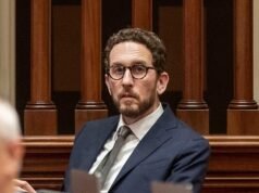 Manifestantes despertados transformaram seu próprio representante liberal em confrontos violentos na Marcha Trans na Califórnia