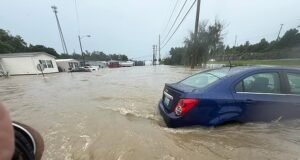 Estradas se transformaram em rios quando inundações catastróficas em Kentucky entram no terceiro dia de tempestades com risco de vida