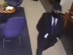Ladrão de banco de terno e gravata foge com US$ 12 mil após perseguir funcionários sob a mira de uma arma