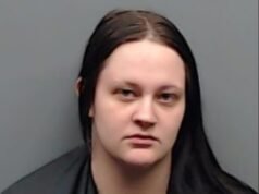 Mãe do Texas é presa após ferimentos horríveis em criança após trancá-las em uma sala para irem à festa