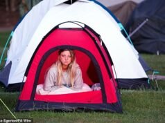 Tendas, ingressos e um trio de estrelas: Wimbledon retorna enquanto milhares de fãs fazem fila do lado de fora para assistir Djokovic, Ciner e Sabalenka em ação no dia de abertura no SW19
