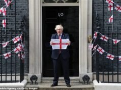 O número 10 não hasteia a bandeira de St George na Copa do Mundo: Downing Street rompe com a tradição de jogo da Inglaterra e classifica Starmer como ‘patriota de plástico’