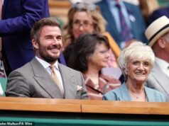 David Beckham presenteia a mãe Sandra em seu aniversário no Royal Box em Wimbledon – enquanto o filho Romeo e sua namorada Kim Turnbull jogam tênis nas arquibancadas