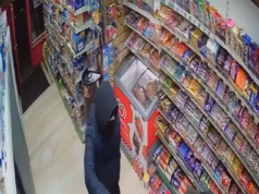 Um ladrão do momento empunhando uma faca é forçado a fugir da loja – depois que corajosos lojistas riem dele e o expulsam da loja