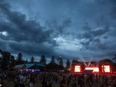 Bebê recém-nascido encontrado morto em um banheiro portátil em um festival de música em Michigan