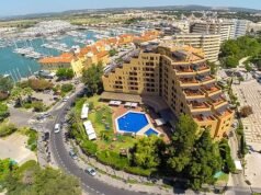 Turista britânico, 27 anos, encontrado morto em piscina de casa de férias em Portugal