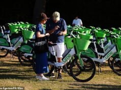 Fila de bicicletas elétricas em Wimbledon: Conselho ameaça apreender bicicletas abandonadas depois que centenas de fãs as usam para entrar nas filas