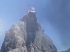 Um caminhante cai para a morte na frente de um grupo de turistas para tirar uma foto no topo de um penhasco brasileiro