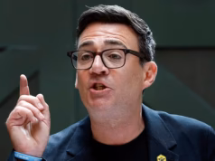 ‘Eu não sou uma mulher!’: Andy Burnham rejeitou alegações surpresas de que ela será a ‘primeira mulher primeira-ministra’ do Partido Trabalhista – enquanto enfrenta pressão para dar às mulheres parlamentares metade dos empregos e acabar com o ‘clube dos meninos’ do partido.