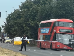 Homem de 22 anos é esfaqueado até a morte ‘após briga no ônibus noturno de Londres’ enquanto a polícia iniciava uma operação