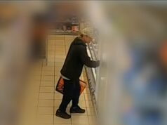 LINHA DE DEVER: A policial de folga ajuda a derrubar o lojista com suas sandálias depois de roubar picolés e bacon do posto de gasolina
