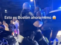 Momento distópico Um policial de Boston é atacado por uma multidão enquanto tentava prender um homem em uma rua escura