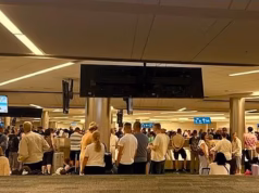 Funcionários do aeroporto de Orlando forçaram 800 passageiros do Reino Unido a esperar cinco horas pela bagagem – e depois avisaram-nos que seriam “presos” se saíssem sem as malas