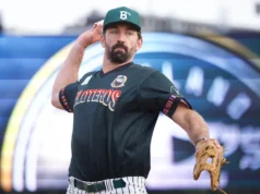 O ex-jogador da Inglaterra Plunkett estreia no beisebol profissional