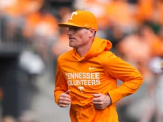 Beisebol do Tennessee, Josh Elander demite o técnico de arremesso Josh Reynolds após uma temporada