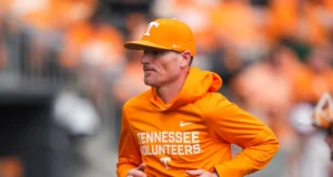 Beisebol do Tennessee, Josh Elander demite o técnico de arremesso Josh Reynolds após uma temporada