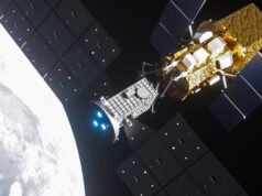 A missão da NASA é pegar um telescópio espacial em queda e empurrá-lo para trás