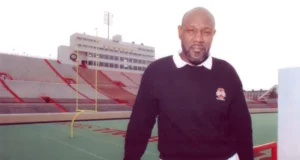 O ex-técnico do Oklahoma State Bob Simmons morreu aos 77 anos
