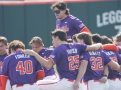 Os danos do portal de transferência de Clemson continuam, o bastão poderoso Colin Priest se foi