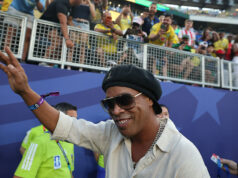 😂 O que ele está fazendo? Show roubou bênção de Ronaldinho em partida pelo Brasil