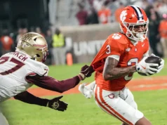 Clemson WR Tristan Smith agradece aos fãs antes da audiência no tribunal