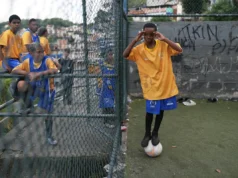 Jogadores brasileiros nas favelas do Rio de Janeiro encontram esperança e oportunidade para o futebol