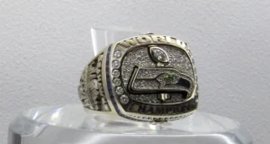 Comparando os anéis de campeonato do Super Bowl XLVIII e LX dos Seahawks