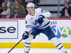 Os azuis pegam Brandon Carlo; Os furacões negociam pelos direitos de John Carlson no draft da NHL