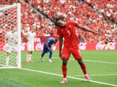 A Suíça venceu o co-anfitrião da Copa do Mundo, Canadá, e liderou o Grupo B, ambos avançando