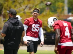 Trey McBride e o tight end Elijah Higgins frequentaram a universidade