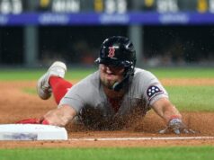 O jogador de campo do Red Sox sai do jogo contra Rockies com lesão no dedo