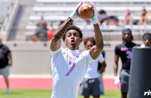 WR Cam Wade de 4 estrelas se compromete com Virginia Tech