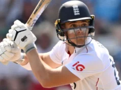 No início do terceiro dia, Root dispensou a Inglaterra por 224-3 após perder lbw para Smith
