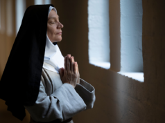 Irmã Mary, uma freira católica que pertencia às Irmãs Escolares de Notre Dame e morreu aos 101 anos com a memória e o raciocínio completamente intactos, foi uma das 678 freiras inscritas no estudo de 30 anos do pesquisador americano David Snowdon sobre o envelhecimento cerebral – e sua autópsia revelou uma placa cerebral e a progressão da doença de Alzheimer.