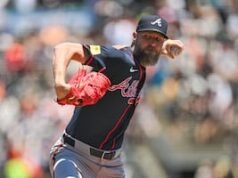 Ray Cy Young derrotou Sale no confronto e os Giants venceram os Braves por 3-2 para fechar a série.
