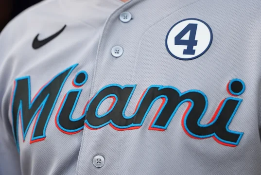 Marlins encontra ‘cachorro triste’ viral que não ganhou cachorro-quente e recompensará menino muito bom com ‘dia dos sonhos’ no estádio