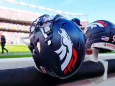 Broncos todos esticados. Tudo coberto. Iniciativa para Famílias do Colorado