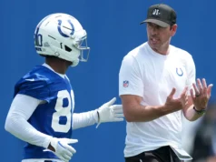 Quantas vagas no elenco estão disponíveis para os 53 jogadores do Colts no campo de treinamento?