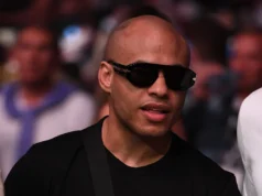 Soco pós-luta: o técnico de MMA Ali Abdelaziz ataca o técnico Eric Nixey após evento do UFC Apex
