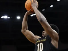 O Lakers contratou o agente livre não contratado que teve média de 0,5 ppg na primeira temporada universitária de Cornell.